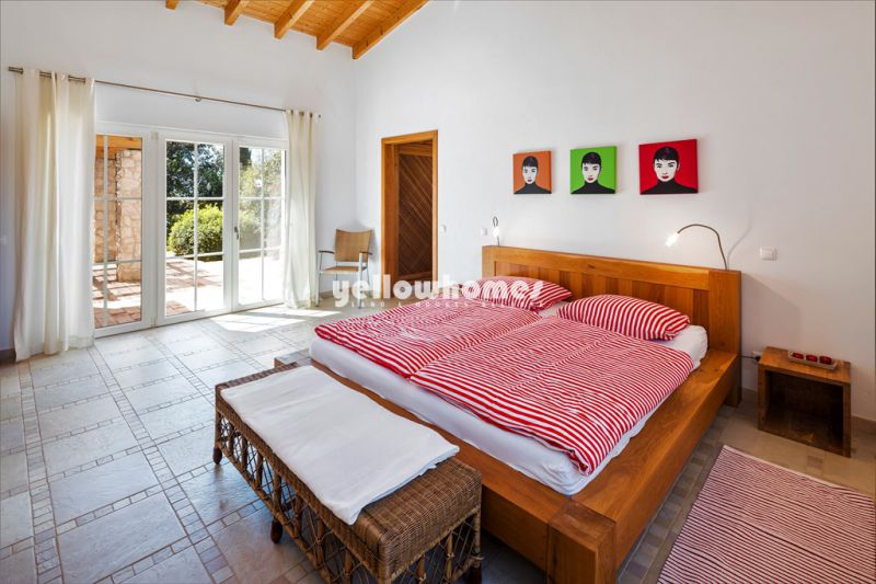 Moradia V2+1 com piscina numa localização tranquila perto da Mexilhoeira Grande